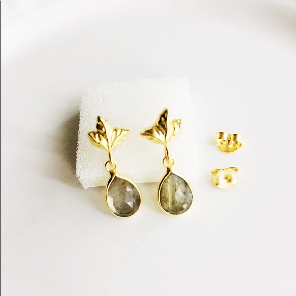 Jewelry - 18k gold leaf faceted labradorite post earrings